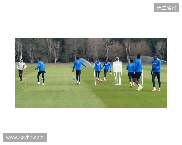 跟队:埃斯特旺参加了切尔西的公开训练,里斯、约恩森缺席 跟队:埃斯特旺参加了切尔西的公开训练,里斯、约恩森缺席